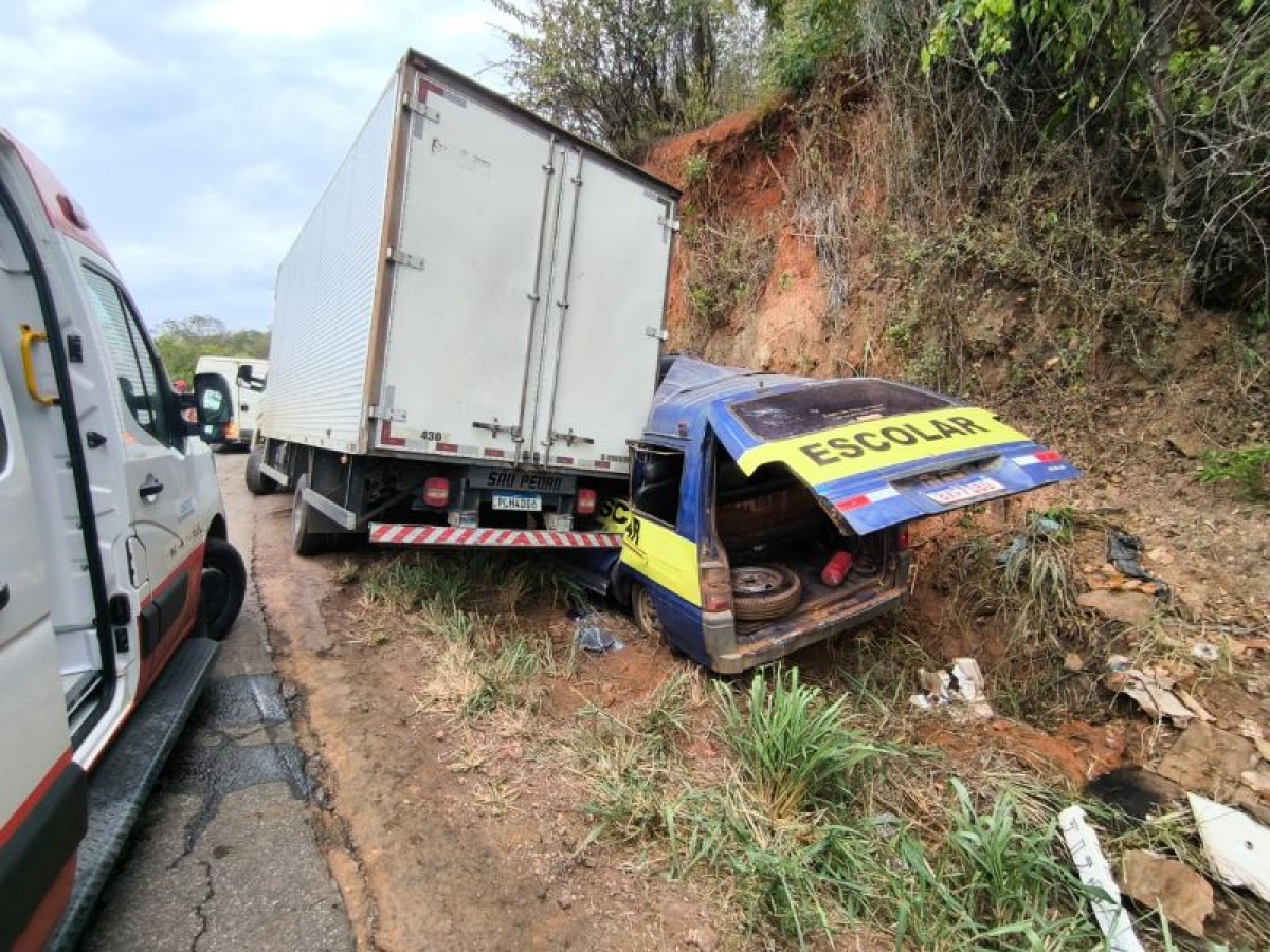 Acidente envolvendo uma van escolar e um caminhão na BR-030 em Caetité — imagem 2